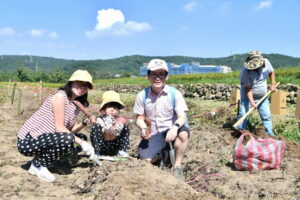 挖地瓜意喻著「前人種瓜，後人收成」的福報，像是一場藍迪的家童與助養爸媽、師長們的校外教學，因為我們都是一家人，不分彼此，只為了關心家童們的快樂成長。